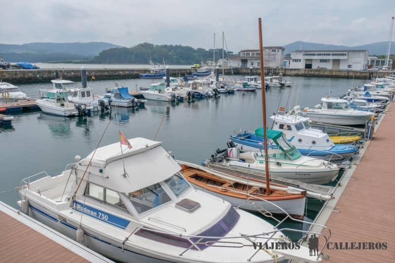 Enfoz Con Parking Y A La Orilla Del Mar Foz Exterior foto