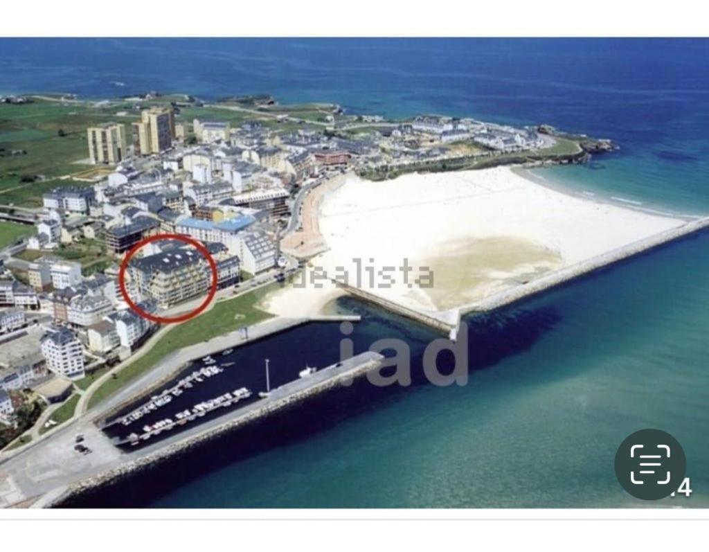 Enfoz Con Parking Y A La Orilla Del Mar Foz Exterior foto